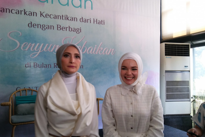 Jakarta (ANTARA News) - Pesohor Inneke Koesherawati dan Dewi Sandra memilik...