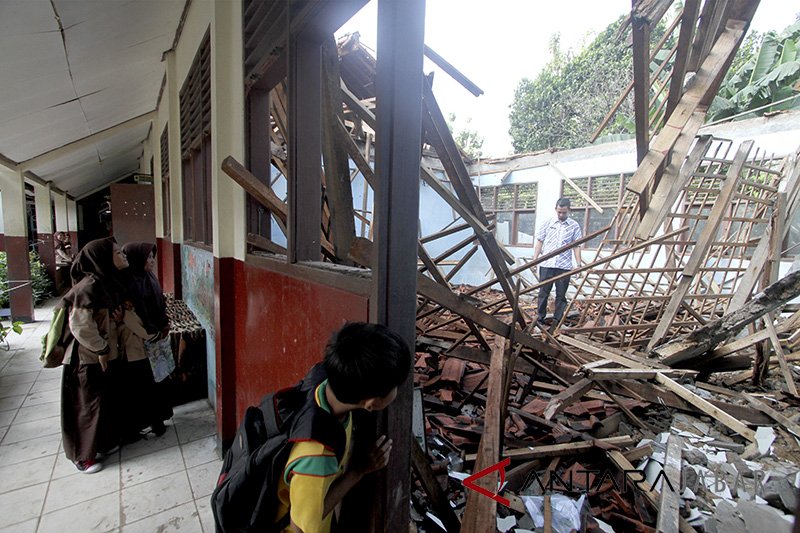 Bangunan sekolah roboh