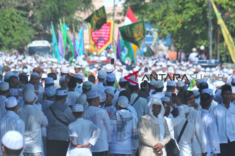 Ribuan warga tumpah ruah pada arak-arakan ziarah Kubro