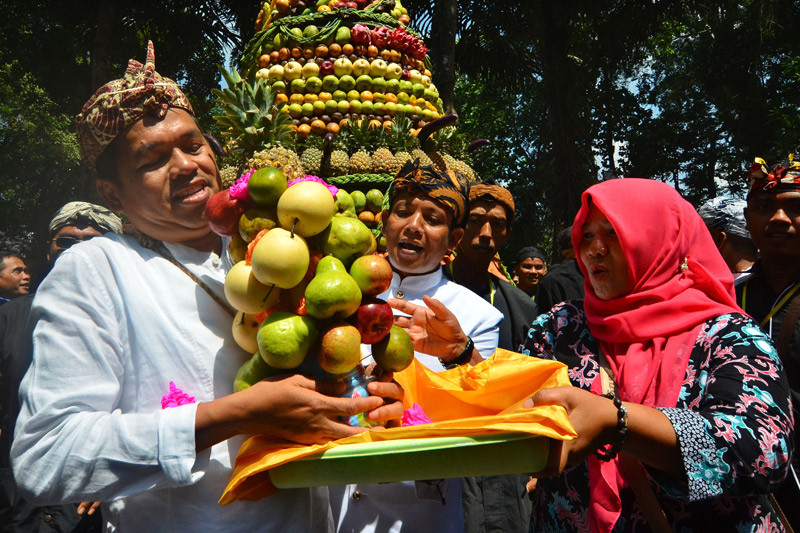 Foto kemarin: Cawagub hadiri tradisi adat