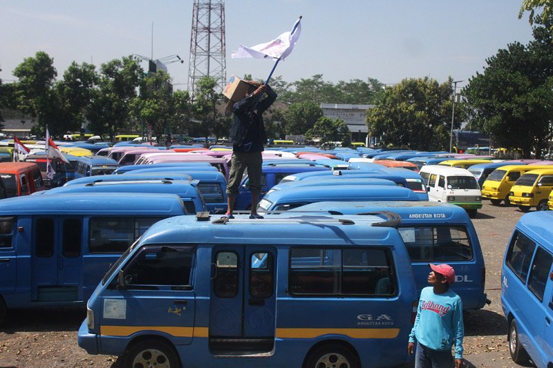 Demo angkot di Malang