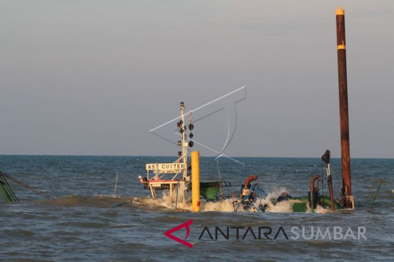 KAPAL KARAM DITERJANG OMBAK