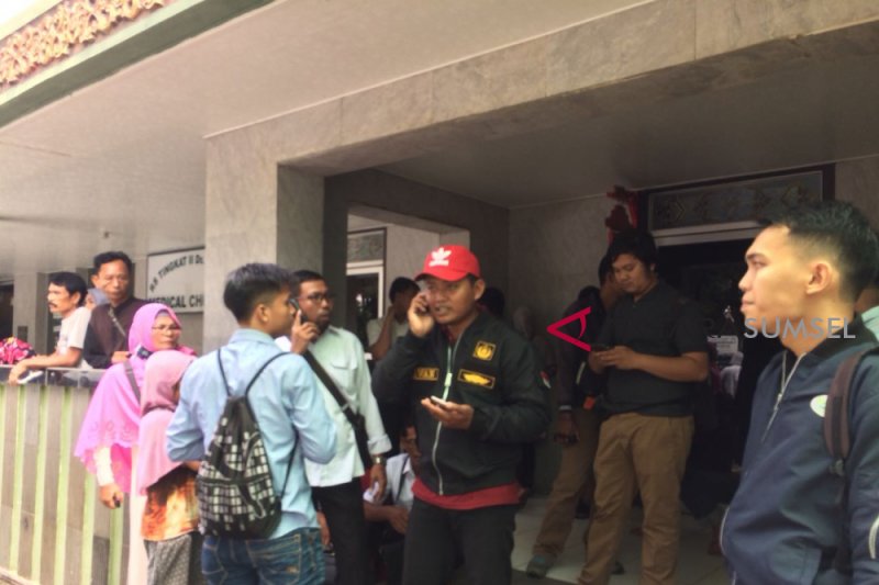 Keluarga Jenguk Korban Kecelakaan Speedbot di RS. AK. Gani