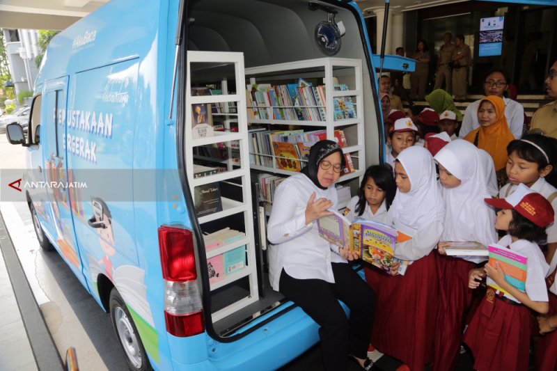 risma mobil perpustakaan keliling tumbuhkan minat baca anak di surabaya antara news jawa timur