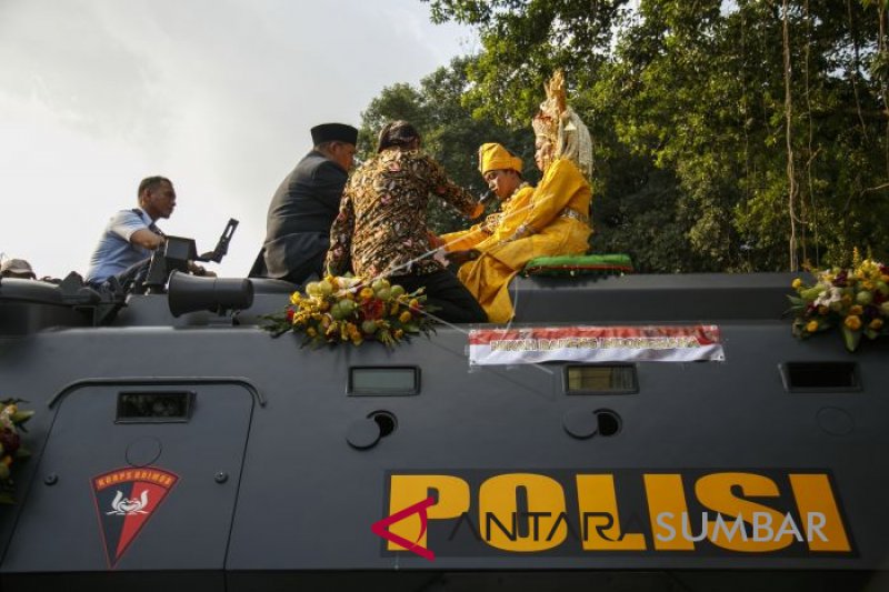 NIKAH DI ATAS MOBIL PANSER