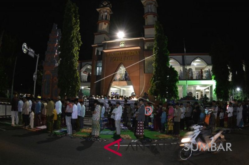 SALAT TARAWIH PERTAMA BALI