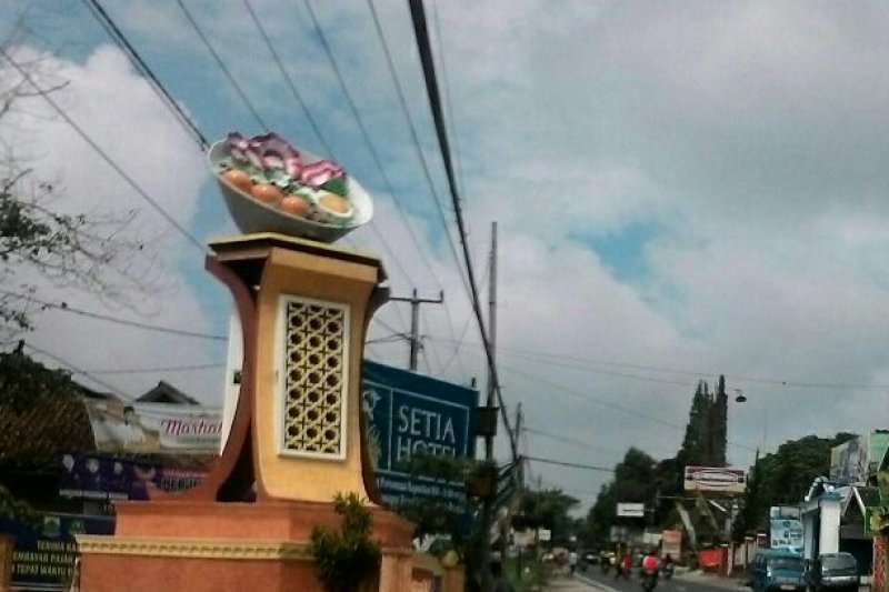 Pembangunan tugu menuai protes karena tidak berestetika