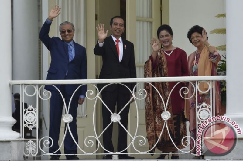 Siti Hasmah, Wife of Former Malaysian PM Mahathir Mohamad, Dies at 100