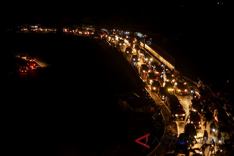 Polisi alihkan arus kendaraan ke Singaparna