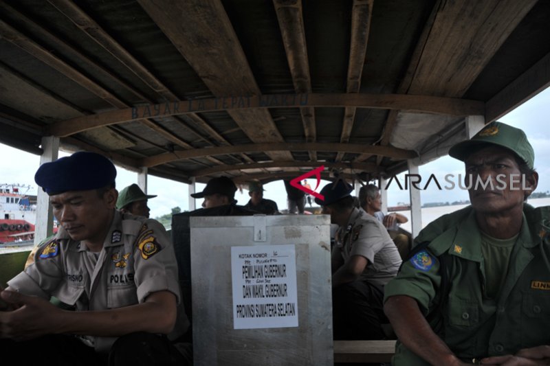 Distribusi Logistik Pilkada Serentak ke TPS Perairan Palembang