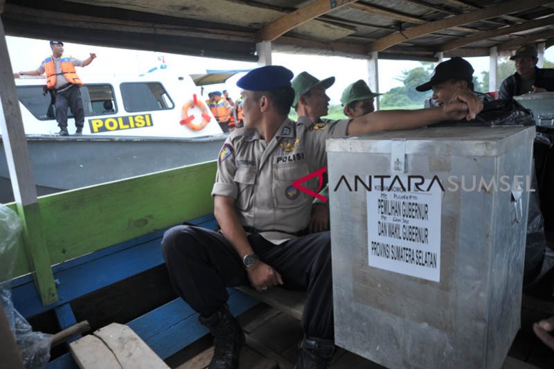Distribusi Logistik Pilkada Serentak ke TPS Perairan Palembang