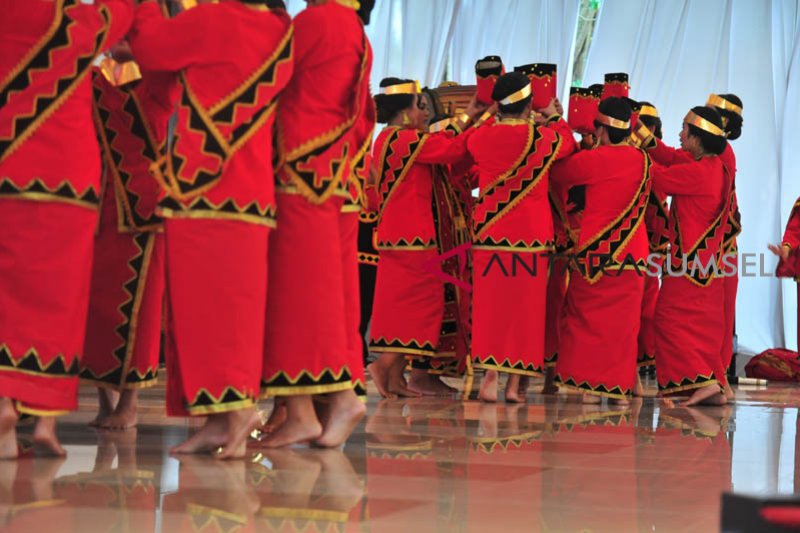 Meriahnya Festival adat Nias di Griya Agung