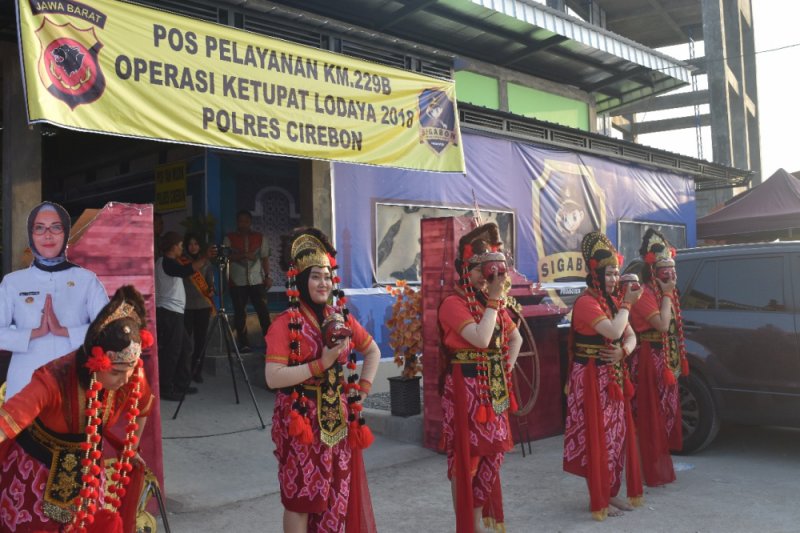 Pemudik Tol Kanci-Pejagang disuguhi Tari Topeng