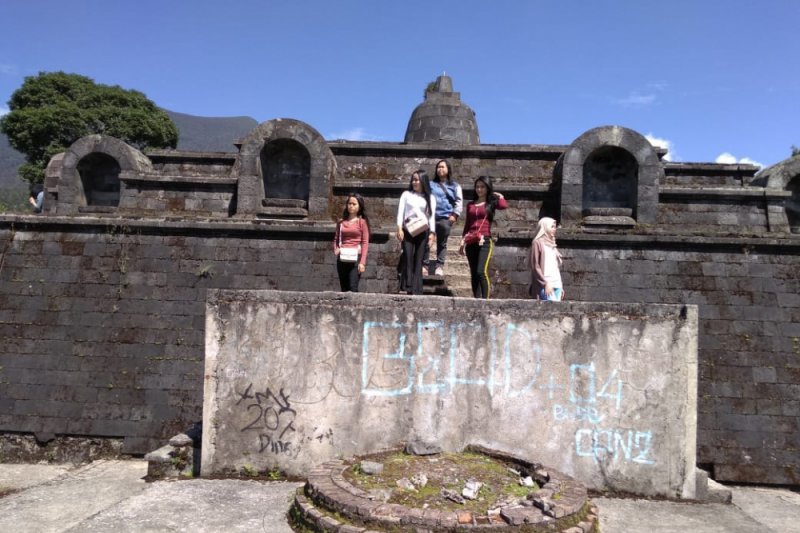 Candi Borobudur mini menjadi destinasi baru Cianjur