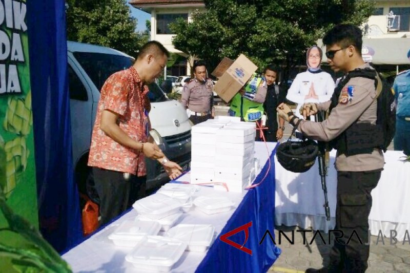 Pemudik disajikan nasi jamblang di Palimanan