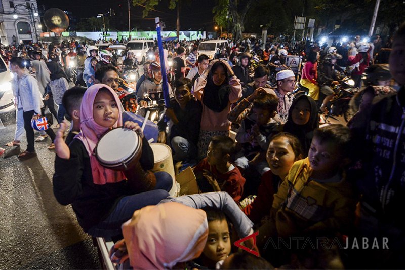 Warga Bandung padati jalan gelar takbir keliling