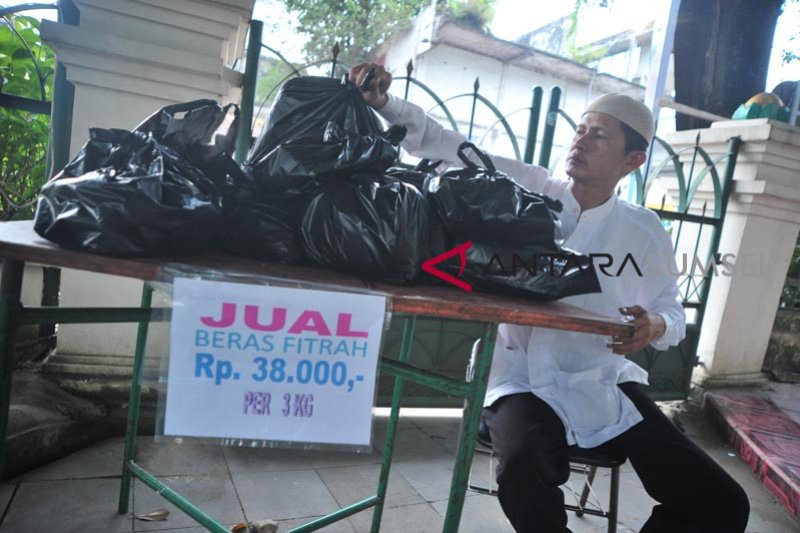 Pembayaran zakat fitrah di Masjid Agung Palembang