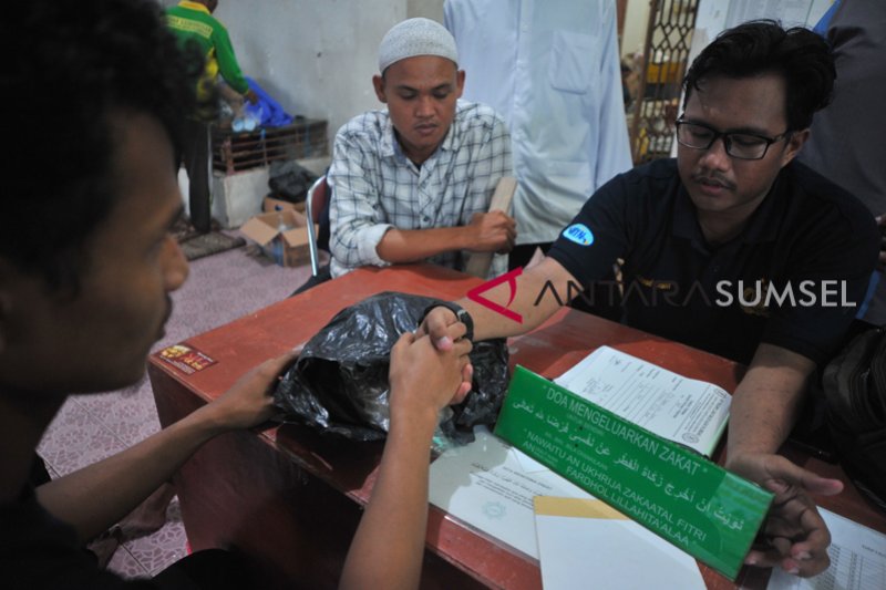 Pembayaran zakat fitrah di Masjid Agung Palembang