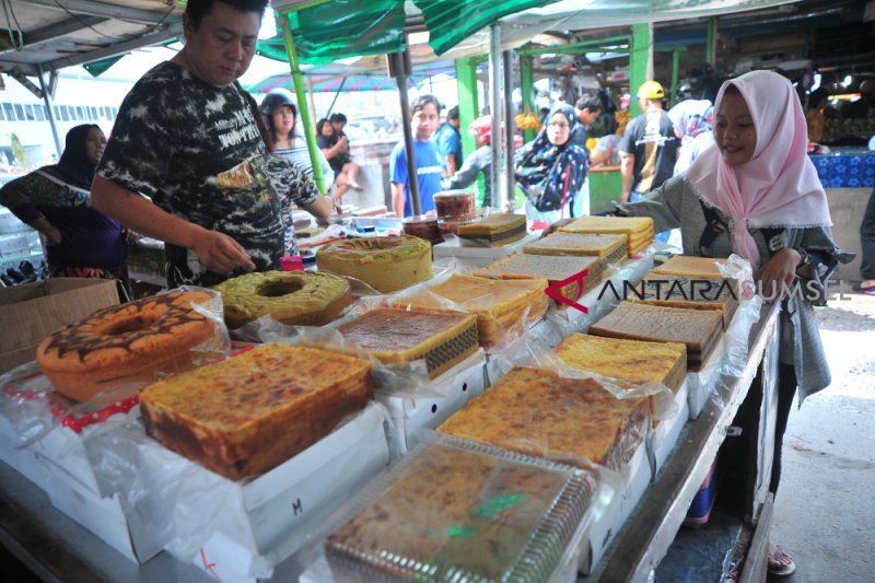 Penjual kue basah tradisional musiman di pasar cinde