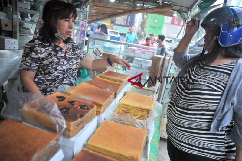 Penjual kue basah tradisional musiman di pasar cinde