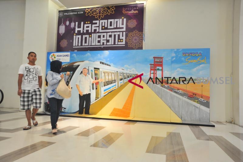 Mural sosialisasi Kereta LRT