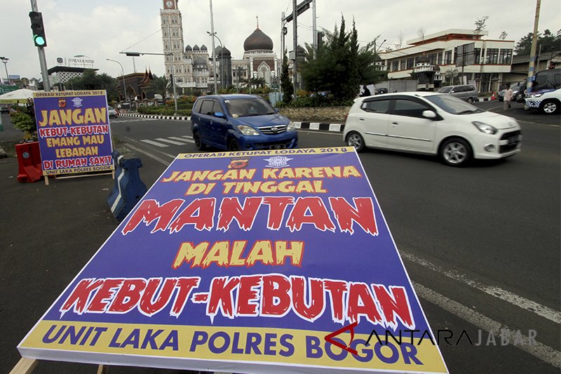 Delapan penumpang angkutan dibawa ke RSUD Cimacan