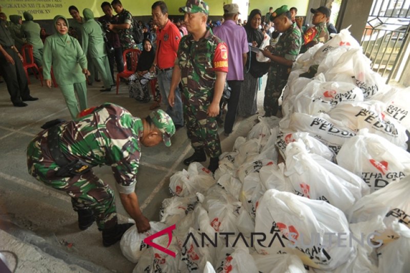 TNI bagikan sembako