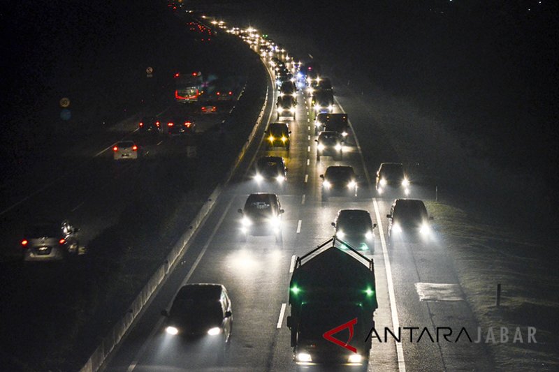 Truk boks terbakar di Tol Purbaleunyi KM 85 arah Cileunyi Kamis dini hari