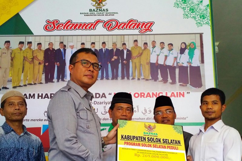 1.076 pegawai honorer Solok Selatan mendapat zakat dari Baznas