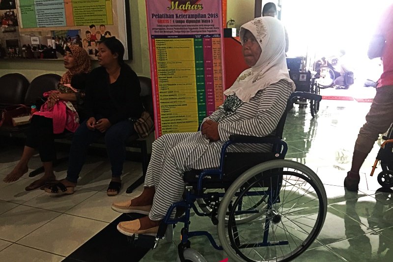 Penyandang Disabilitas Yogyakarta Mnerima Bantuan Kursi Roda Antara News Yogyakarta Berita