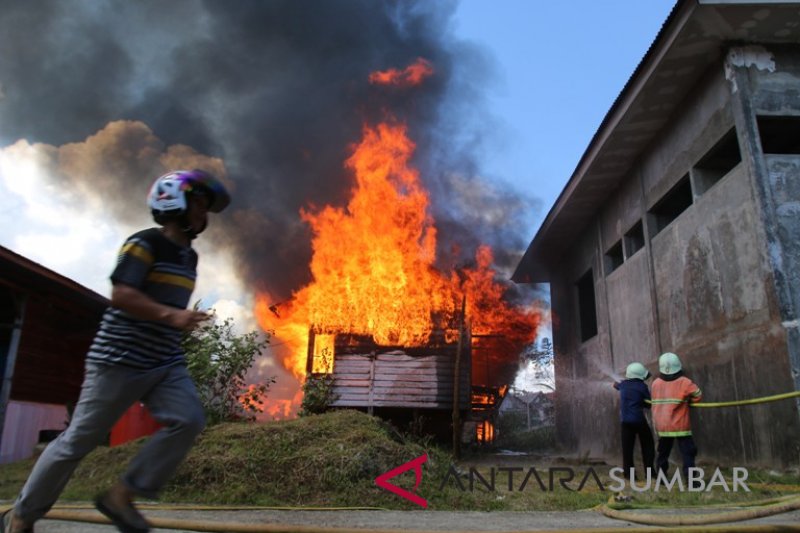 RUMAH DINAS PU MENTAWAI TERBAKAR