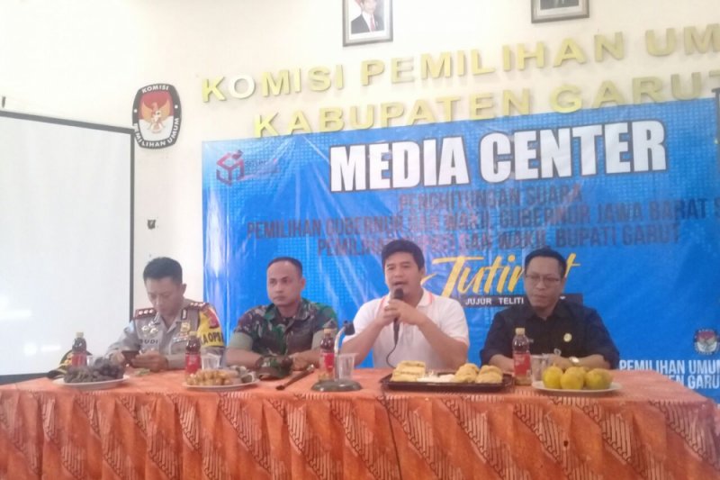 KPU Garut beri santunan untuk linmas