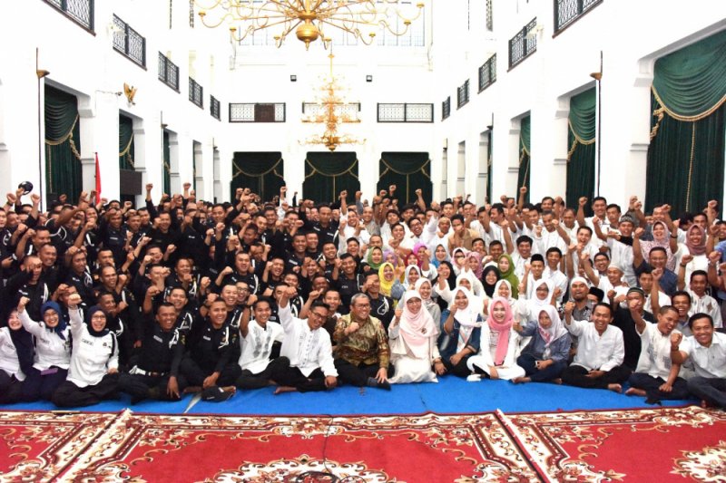 Gubernur Aher apresiasi petugas kamdal dan petugas kebersihan Gedung Sate