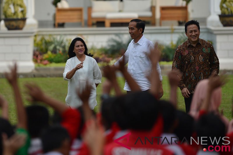 Presiden bermain bersama anak-anak