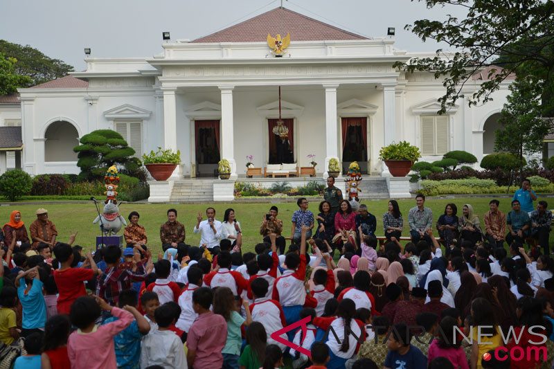 Presiden bermain bersama anak-anak