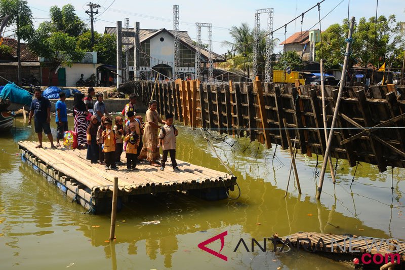 Jembatan gantung roboh