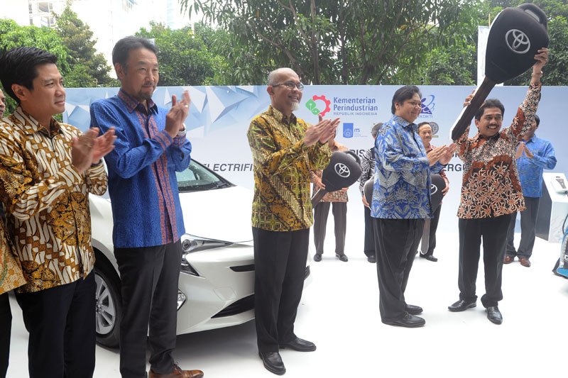 Toyota serahkan mobil listrik untuk riset