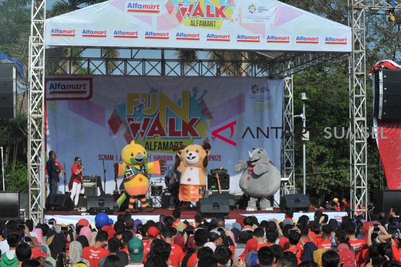 Maskot Asian Games  beraksi di Alfamart Funwalk