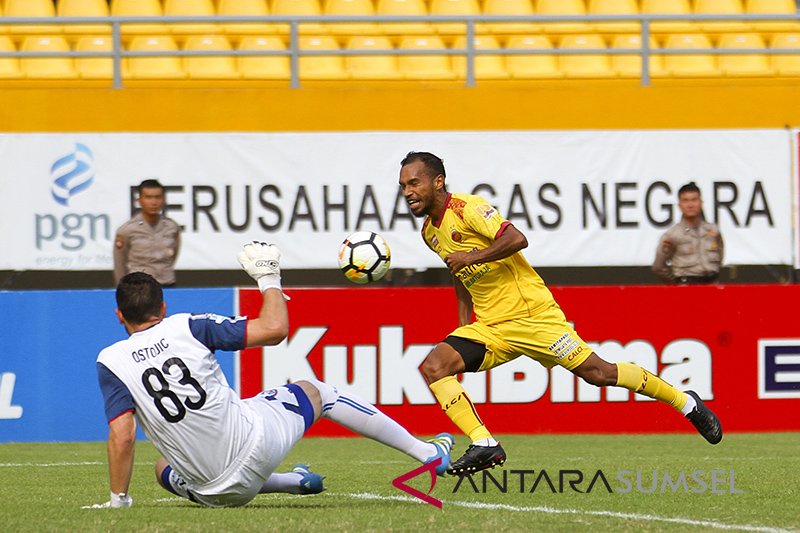Arema Bantai Sriwijaya FC