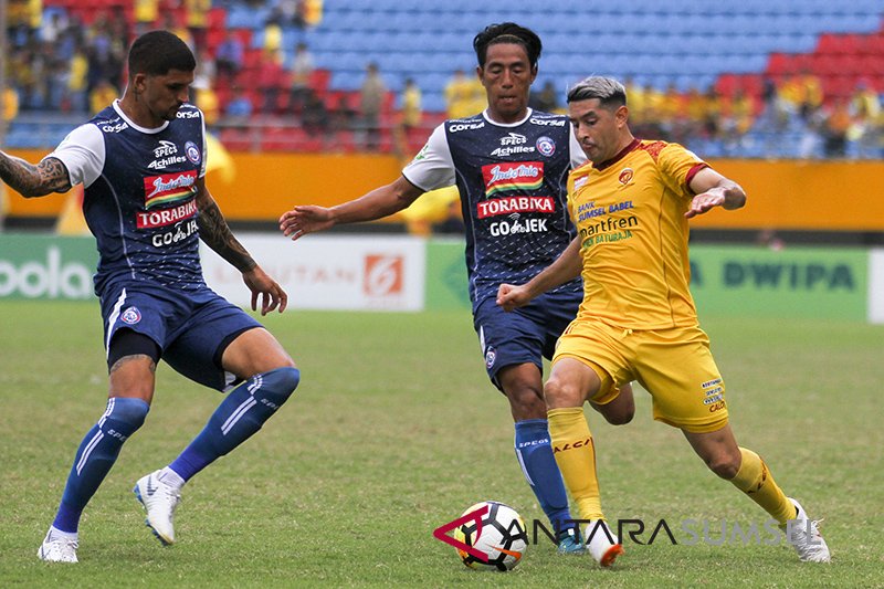 Arema Bantai Sriwijaya FC