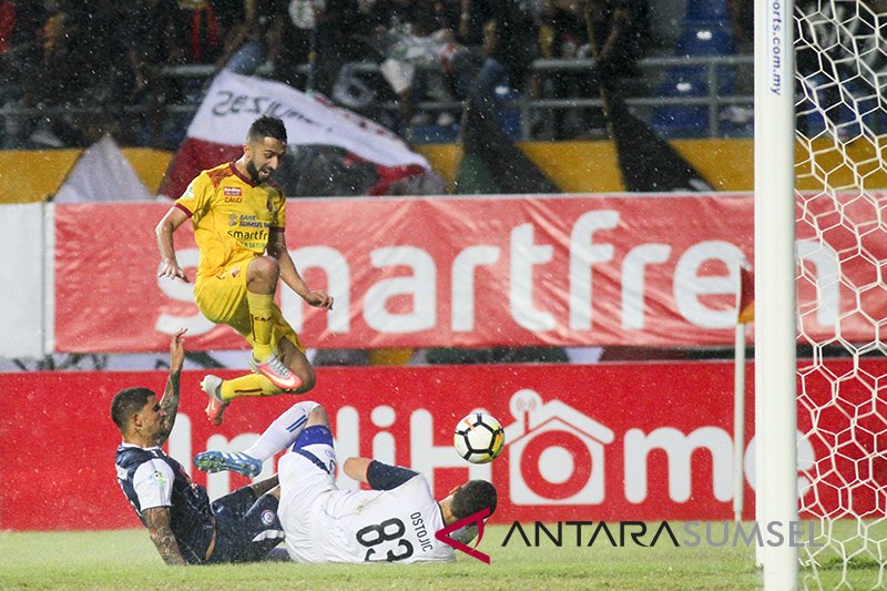 Arema Bantai Sriwijaya FC