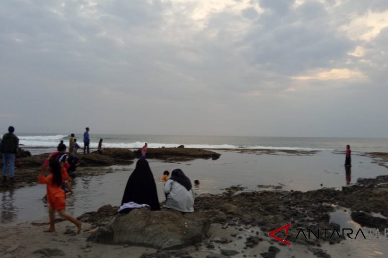 Pantai Manalusu Garut butuh perhatian pemda