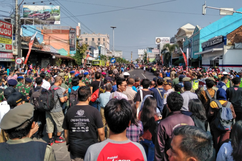 Masyarakat Yogyakarta sambut meriah pawai obor