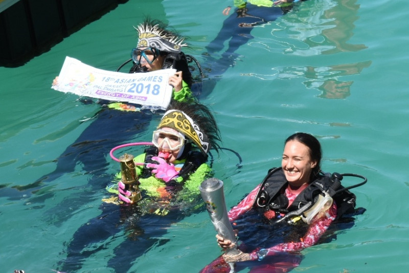 Istri Kapolri perlihatkan dukungan perempuan dengan menyelam