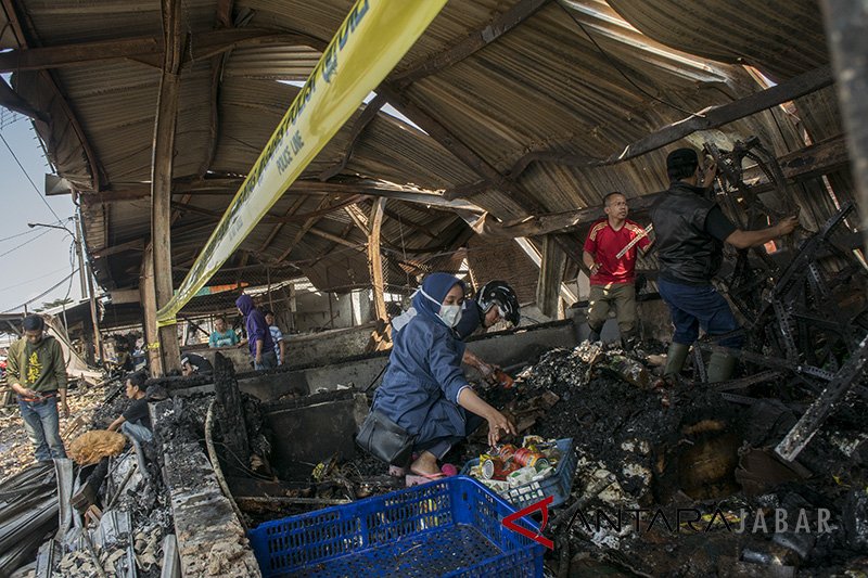 300 kios di Pasar Gedebage Bandung terbakar