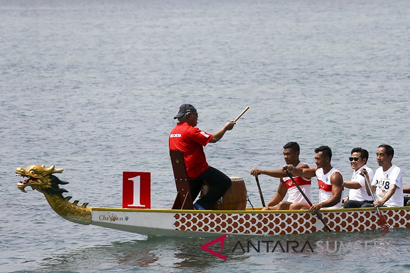 Lomba Dayung Perahu Naga