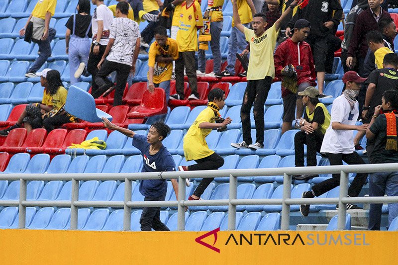 Suporter Rusak Fasilitas Stadion GSJ