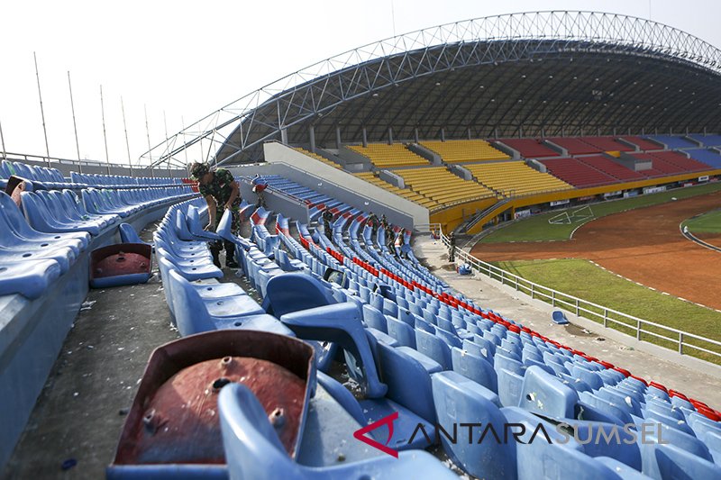 TNI Perbaiki Kursi Stadion GSJ