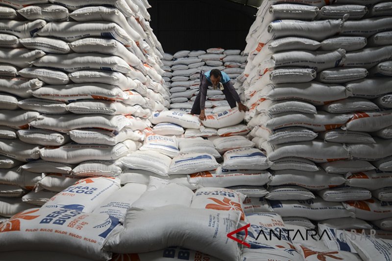 Stabilkan harga, Bulog Cirebon mulai salurkan beras ke pasar