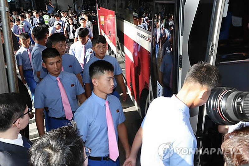 Atlet-atlet Korut tiba di Korsel untuk latihan gabungan